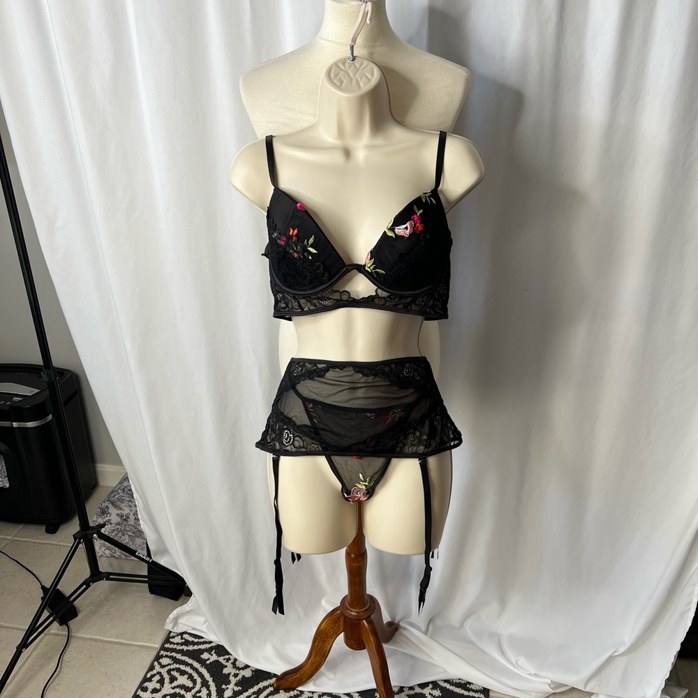 VENUS Elegant Black Embroidered 3-Piece Lingerie Set